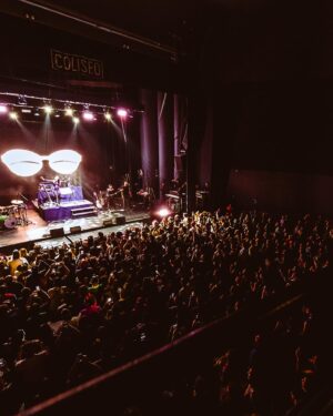 Javiera Mena Instagram - ¡Que lindo estuvo! 🥀🦇 Una noche dark junto a su luminosa energía. 
  Gracias a mi maravilloso equipo que hace posible nuestra ceremonia 🪄 
  Saludos de domingo 
 🥀 Javiera 

📸 @fotogalvez