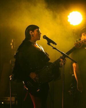 Javiera Mena Instagram - ¡Que lindo estuvo! 🥀🦇 Una noche dark junto a su luminosa energía. 
  Gracias a mi maravilloso equipo que hace posible nuestra ceremonia 🪄 
  Saludos de domingo 
 🥀 Javiera 

📸 @fotogalvez