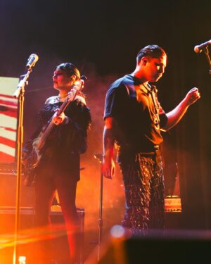 Javiera Mena Instagram - ¡Que lindo estuvo! 🥀🦇 Una noche dark junto a su luminosa energía. 
  Gracias a mi maravilloso equipo que hace posible nuestra ceremonia 🪄 
  Saludos de domingo 
 🥀 Javiera 

📸 @fotogalvez