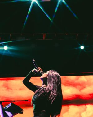 Javiera Mena Instagram - ¡Que lindo estuvo! 🥀🦇 Una noche dark junto a su luminosa energía. 
  Gracias a mi maravilloso equipo que hace posible nuestra ceremonia 🪄 
  Saludos de domingo 
 🥀 Javiera 

📸 @fotogalvez