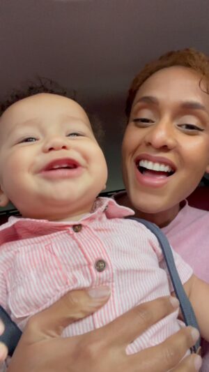 Jeirmarie Osorio Instagram - Acá les comparto lo último, lo más nuevito. La nueva destreza (pa, pa, pa) y esa sonrisa estrenando dientes. ¡Ay, no! Me tieneeee… enamorada y derretida. ¡Y no se pueden imaginar lo coqueto que es! ¡No, no, no! Ya son nueve meses y siento que el tiempo se me está yendo muy rápido. ¡Y ya se pone de pie! Ya sé que todas las etapas tienen su encanto, pero esta me la estoy gozando al 💯. 
¡Les deseamos unas felices y hermosas fiestas! Que reciban todo ese amor que le es estamos enviando. 
¡Les 💕 mucho!