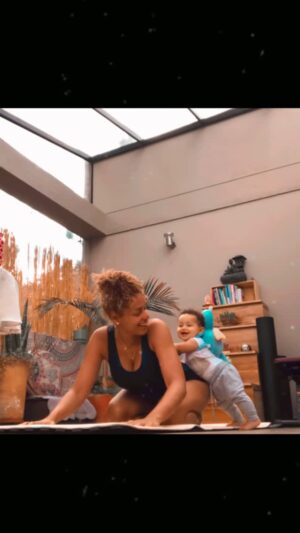Jeirmarie Osorio Instagram - Haciendo lo que puedo… volviendo poquito a poquito a mí… Así se ven mis prácticas de yoga últimamente. Astor va a las millas… 🥵 😂 Les deseo un hermoso fin de semana y muuuuucho Amor. #Yoga #momlife