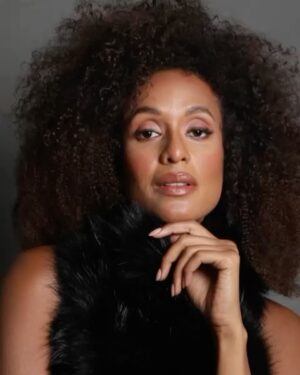 Jeirmarie Osorio Instagram - “Angustia”, poema de Clara Lair; declamado por Jeimy Osorio, y musicalizado por Edgar Abraham forma parte de la nueva producción discográfica Acento, antología de poesía puertorriqueña, ¡escúchalo en tu plataforma de distribución digital favorita!

➡️ El cuaderno de poesía fue ilustrado por Alfonso Arana, año de publicación 1961. Disponible en www.archivoicp.com