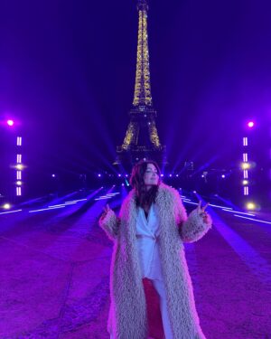 Jenifer Instagram - Belle année à tous ! Aimez, vibrez, rêvez, partagez….à chaque instant 🤍
