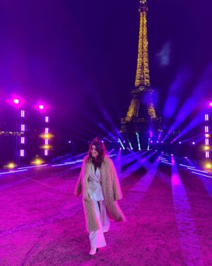 Jenifer Instagram - Belle année à tous ! Aimez, vibrez, rêvez, partagez….à chaque instant 🤍