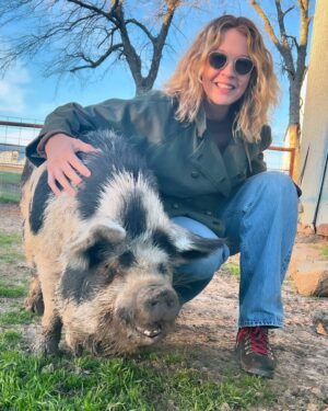 Jenna Elfman Instagram - Swipe for the New Year’s baby piglets & the awesome guardian doggos!!! 🐷 🐕
