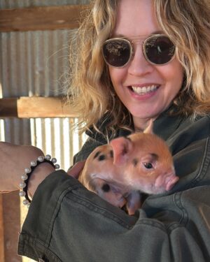 Jenna Elfman Instagram - Swipe for the New Year’s baby piglets & the awesome guardian doggos!!! 🐷 🐕