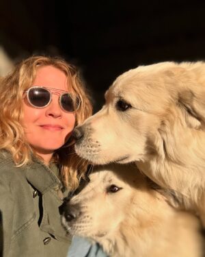Jenna Elfman Instagram - Swipe for the New Year’s baby piglets & the awesome guardian doggos!!! 🐷 🐕
