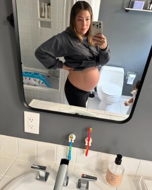 Jenna Ushkowitz Instagram - Lately: 🤰🏻 and 🍩