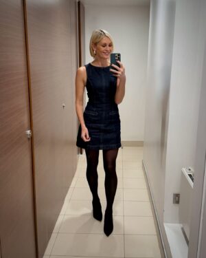 Jenni Falconer Instagram - 3rd Friday of the year and still got a fortnight to go….. January is never-ending! 🤣💙

#inworkloomirrorselfie #falconerfashion