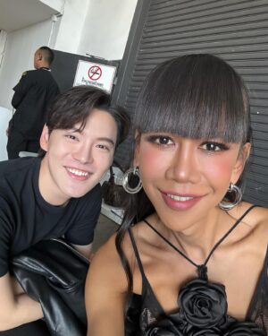 Jennie Panhan Instagram - สุขสันต์วันเกิดล่วงหน้าพี่กลัฟนะ @gulfkanawut 🎂⚽️♥️ ขอบคุณที่ให้พี่ได้เป็นส่วนหนึ่งในวันดีๆ ของพี่กลัฟอีกแล้วน้าาาา ขอให้คนได้เห็นความน่ารักความอบอุ่นของพี่กลัฟมากขึ้นอีกเป็นล้านๆ คน ขอให้คนตกหลุมรักพี่กลัฟเพิ่มขึ้นอีกเป็นล้านๆ เท่า และขอให้พี่กลัฟมีความสุขมากขึ้นอีกล้านๆ เปอร์เซนต์เลยน้าาา HBD ค้าบบบบ 😊 #GulfConcert2024