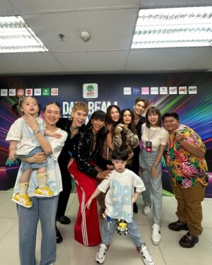 Jennie Panhan Instagram - เคยปักนามสกุลพี่เค้าบนชุดนักเรียน ขี่รถเครื่องตามรถตู้ ไปดูคอนทุกครั้งที่มาหาดใหญ่ สะสมรูป กล่องเหล็ก โปสเตอร์ เอเวอร์รี่ติง สมัครสมาชิก RS Star Club ใครจะไปคิดว่าวันนึงจะได้ขึ้นมายืนอยู่บนเวทีข้างๆ พี่ๆ เค้า เป็นแขกรับเชิญให้พี่แดนพี่บีม แกกกกกกกกกกกกกกฉันจะร้องไห้ ซ่าสั่นๆ ของจริง ขอบคุณพี่ๆ และทีมงานทุกคนที่ให้เกียรติแฟนคลับคนนี้ด้วยนะคะ ขอบคุณมากๆ เลยค่ะ 🙏🏾😭🥰 #DANBEAM#DREAM2BE