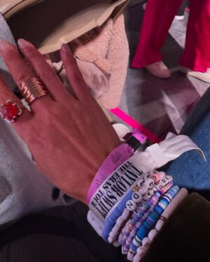 Jennifer Beals Instagram - The rumors are all true. Even from Inez. 
The genuine joy @taylorswift ♐️ creates goes out in wave after wave into the audience. Her artistry, humanity and sheer stamina are on full display. WHAT AN AMAZING EXPERIENCE!This hermit is so #grateful. #erastour ✨✨
 1-2 Me and my sweet posse
3. The friendship bracelet tradition is just delicious
4. When your worlds collide. #elphaba does #folklore
5. I mean…
6. Full in it
7. I mean…
8. Happy, happy campers 
9. It wouldn’t be a #VanCity concert in December if you weren’t walking back in the rain. ☺️