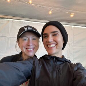 Jennifer Connelly Instagram - Thanks to everyone who made this such an amazing day — the new friends I made before the race, the incredible crowd that supported us all the way, the volunteers and organizers who made it possible, and my family - the best cheer squad ever. Congrats to all the runners, and special shout out to everyone who donated to @fredsteammskcc. 
I love NY !!!!!🗽 
@nycmarathon @nyrr
