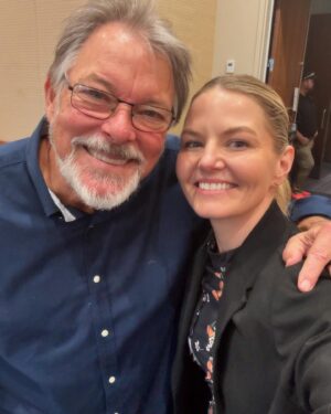Jennifer Morrison Instagram - I had the honor of meeting this captain in Rhode Island! @jonathansfrakes #startrek