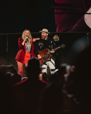 Jennifer Nettles Instagram - No better place to finish the #TakeMeHome tour than in Nashville, TN ❤️ 

Huge thanks to our friends @littlebigtown for making this journey unforgettable once again, and to @thecastellows for joining us on the road—it was a joy to share the stage with you! To our amazing band and crew, your hard work and dedication made every night truly special.

Most importantly, thank you to the fans who showed up and sang their hearts out. We loved getting to baptize you in nostalgia every single night ✨ 

📸: @mick.bodie