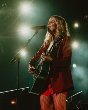 Jennifer Nettles Instagram - No better place to finish the #TakeMeHome tour than in Nashville, TN ❤️ 

Huge thanks to our friends @littlebigtown for making this journey unforgettable once again, and to @thecastellows for joining us on the road—it was a joy to share the stage with you! To our amazing band and crew, your hard work and dedication made every night truly special.

Most importantly, thank you to the fans who showed up and sang their hearts out. We loved getting to baptize you in nostalgia every single night ✨ 

📸: @mick.bodie