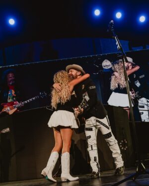 Jennifer Nettles Instagram - No better place to finish the #TakeMeHome tour than in Nashville, TN ❤️ 

Huge thanks to our friends @littlebigtown for making this journey unforgettable once again, and to @thecastellows for joining us on the road—it was a joy to share the stage with you! To our amazing band and crew, your hard work and dedication made every night truly special.

Most importantly, thank you to the fans who showed up and sang their hearts out. We loved getting to baptize you in nostalgia every single night ✨ 

📸: @mick.bodie
