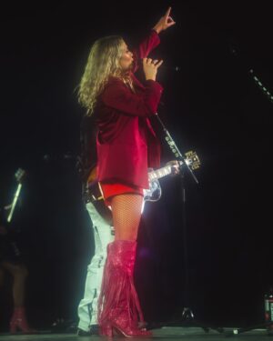 Jennifer Nettles Instagram - No better place to finish the #TakeMeHome tour than in Nashville, TN ❤️ 

Huge thanks to our friends @littlebigtown for making this journey unforgettable once again, and to @thecastellows for joining us on the road—it was a joy to share the stage with you! To our amazing band and crew, your hard work and dedication made every night truly special.

Most importantly, thank you to the fans who showed up and sang their hearts out. We loved getting to baptize you in nostalgia every single night ✨ 

📸: @mick.bodie