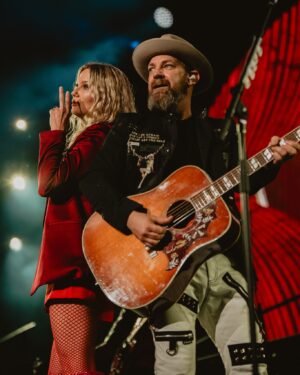 Jennifer Nettles Instagram - No better place to finish the #TakeMeHome tour than in Nashville, TN ❤️ 

Huge thanks to our friends @littlebigtown for making this journey unforgettable once again, and to @thecastellows for joining us on the road—it was a joy to share the stage with you! To our amazing band and crew, your hard work and dedication made every night truly special.

Most importantly, thank you to the fans who showed up and sang their hearts out. We loved getting to baptize you in nostalgia every single night ✨ 

📸: @mick.bodie