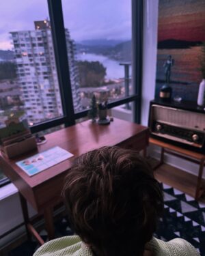 Jennifer Robertson Instagram - My mother enjoying tea and the view from my new place that she said “she would never feel comfortable in. “ The first time I looked at the real estate listing she said “You’ll sleepwalk and fall to your death off the balcony!” Look at her now. Be patient with your elderly parents, give them time to adjust, and treasure the time you have with them even if they are being a bit bonkers. Happy Holidays everyone. ❤️