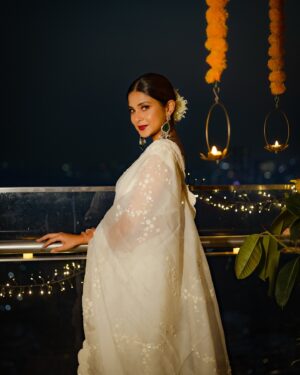 Jennifer Winget Instagram - May your Diwali shine brighter than my saree!☺️
Happy Diwali, everyone!🪔💫🤍

Styled by @stylingbyvictor @sohail__mughal___ 
Earrings @priyaasijewelry 
Saree @osaabyadarsh @amigos.rizwan
Team @styleby_antara @janvijain123
💄 @sonamvaghani.mua 
💆‍♀️ @hairbysharda 
📸  @aaryanthakur.mov