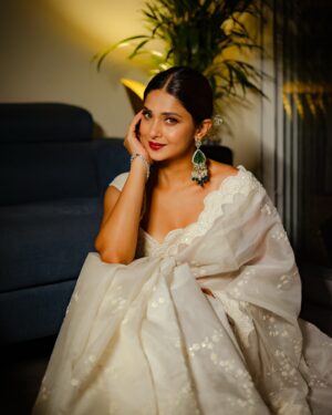 Jennifer Winget Instagram - May your Diwali shine brighter than my saree!☺️
Happy Diwali, everyone!🪔💫🤍

Styled by @stylingbyvictor @sohail__mughal___ 
Earrings @priyaasijewelry 
Saree @osaabyadarsh @amigos.rizwan
Team @styleby_antara @janvijain123
💄 @sonamvaghani.mua 
💆‍♀️ @hairbysharda 
📸  @aaryanthakur.mov