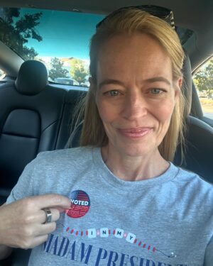 Jeri Ryan Instagram - SO EXCITED to cast my vote for @kamalaharris & @timwalz and Dems up and down the ballot!!
We are NOT GOING BACK! 💙✊🏼🇺🇸🗳️🇺🇸✊🏼💙
#earlyvoting #harriswalz2024🇺🇸 #vote #yourvoteisyourvoice
