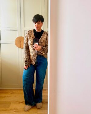 Jessica Fox Instagram - Mum fit. I’ve set myself a goal this year to try and rediscover a sense of self. I flit from who I want to be, how I want to look on the daily - I am easily influenced by the creators I see and follow but on my 5 foot frame with a body that’s a completely different shape yo@the one I used to have, I rarely see what I want to in the mirror. So here I am. Tired from a week of a poorly boy with a big spot on my face (I’m in my 40s why?!) and a pulled abdominal muscle from new year, new you Pilates because I’m a child of a 80s and my only setting is go hard or go home. Be gentle with yourselves this January. It’s been a long month. I like this cardigan though.