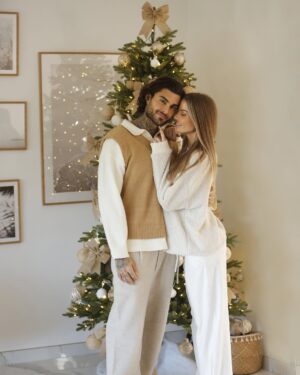 Jessica Thivenin Instagram - Nous vous souhaitons un joyeux réveillon de Noël.
Profitez bien de ces moments magiques avec vos proches!
Ces fêtes qui passent si vite, qui nous remplissent de merveilleux souvenirs et restent inoubliables 🎄🎅🏼♥️

📸  @fannie_gortazar 

Collaboration commerciale