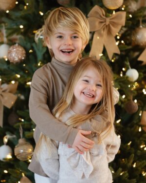 Jessica Thivenin Instagram - Nous vous souhaitons un joyeux réveillon de Noël.
Profitez bien de ces moments magiques avec vos proches!
Ces fêtes qui passent si vite, qui nous remplissent de merveilleux souvenirs et restent inoubliables 🎄🎅🏼♥️

📸  @fannie_gortazar 

Collaboration commerciale