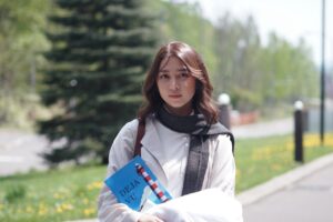 Jessica Veranda Tanumihardja Instagram - It was such an honor untuk bisa membawakan karakter Clara dalam Roman Peony, untuk menjadi Clara ada challenge yang harus aku lalui tidak cuma harus belajar merokok tapi juga memotong rambut panjang ku serta beberapa hal lainnya,

But she’s a special one, with every stitch, she became art, beautifully broken, but still standing.

Dari awal sudah di beritahu kak Frits, kalau Clara yang di Roman Peony akan sangat berbeda dengan Clara yang di Dua Ruang, 
Thank you kak @cinemabnw atas kepercayaannya dan memberi aku ruang untuk turut ambil bagian dalam mendevelop character Clara.

Meskipun begitu, masih tetep nervous, setiap pagi sebelum mulai syuting berdoa dulu supaya bisa tenang & memberikan yang terbaik🙏🏻