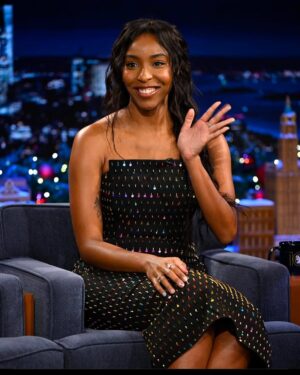 Jessica Williams Instagram - Fallon tonight talking Shrinking (and learning guitar I guess)  And my parents flew in because my Dad is obsessed with Fallon(and me?)! Thank you for having us! I feel so grateful and lucky to be able to talk about this gorgeous show I get to be small part of! Happy Holidaze Willinatorz! 

❤️THANK YOU TEAM ❤️
Makeup// @rebeccarestrepo 
Hair// @lacyredway 
Stylist// @sarahslutsky 
Stylist assistant// @carlee___ 

👗: @milly
👠 : @inez
👛 : @giarite
💎 : @grownbrilliance @mirakijewel @nadrijewelry
 @wearcommando