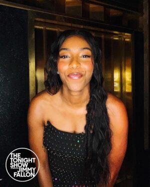 Jessica Williams Instagram - Fallon tonight talking Shrinking (and learning guitar I guess)  And my parents flew in because my Dad is obsessed with Fallon(and me?)! Thank you for having us! I feel so grateful and lucky to be able to talk about this gorgeous show I get to be small part of! Happy Holidaze Willinatorz! 

❤️THANK YOU TEAM ❤️
Makeup// @rebeccarestrepo 
Hair// @lacyredway 
Stylist// @sarahslutsky 
Stylist assistant// @carlee___ 

👗: @milly
👠 : @inez
👛 : @giarite
💎 : @grownbrilliance @mirakijewel @nadrijewelry
 @wearcommando
