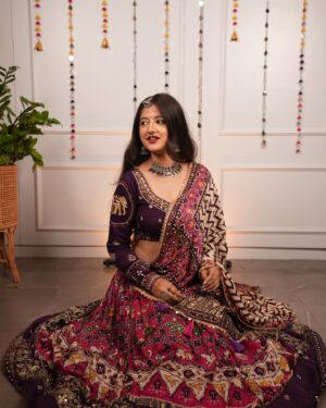 Jhanvi Bhatia Instagram - Somehow the fit is giving Leela 🫣💜

Fell in love w this and wore it the first day to Garba and def did get a lot of compliments 🥰✨
Would recco for Diwali too hehe 😉

Lehenga from @anita_thakkar_dressesonrent 
Styled by @ashgkz 

#lehenga #lehengacholi #garba #navratri #navratrioutfit #navratrispecial #lehengalove #diwali #diwalioutfit #explorepage #foryou #indianfashion #indianoutfitideas #jhanvibhatia
