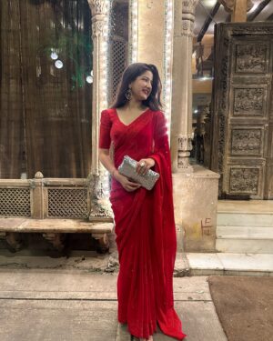 Jhanvi Bhatia Instagram - Bg not so aesthetic but fit way too aesthetic to not post 🤭❤️

Can’t get over this look! Love the ALL RED SAREEE✨

Also this song cause mumma especially asked me to post these pictures w this song ahhahaha🙈

#redsaree #saree #sareelove #diwalioutfit #weddingfashion #explorepage #foryou #weddingstyling #weddingstylingideas #jhanvibhatia