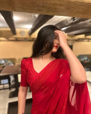 Jhanvi Bhatia Instagram - Bg not so aesthetic but fit way too aesthetic to not post 🤭❤️

Can’t get over this look! Love the ALL RED SAREEE✨

Also this song cause mumma especially asked me to post these pictures w this song ahhahaha🙈

#redsaree #saree #sareelove #diwalioutfit #weddingfashion #explorepage #foryou #weddingstyling #weddingstylingideas #jhanvibhatia