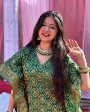 Jhanvi Bhatia Instagram - Converted mom’s Dupatta into the comfiest wedding outfit! Proof that you don’t need a lehenga to slay shaadi looks ✨😌

Alsooo, managed to get a few pictures iykyk🤭💚

AND I think, Green suits me right? 🙈

#weddingoutfits #weddingoutfitideas #shaadifashion #kaftan #kaftanfashion #brocade #explorepage #foryou #jhanvibhatia