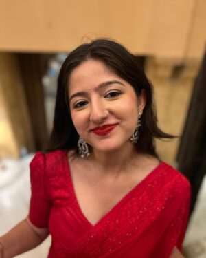 Jhanvi Bhatia Instagram - Bg not so aesthetic but fit way too aesthetic to not post 🤭❤️

Can’t get over this look! Love the ALL RED SAREEE✨

Also this song cause mumma especially asked me to post these pictures w this song ahhahaha🙈

#redsaree #saree #sareelove #diwalioutfit #weddingfashion #explorepage #foryou #weddingstyling #weddingstylingideas #jhanvibhatia