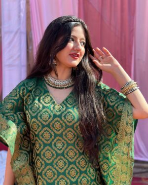 Jhanvi Bhatia Instagram - Converted mom’s Dupatta into the comfiest wedding outfit! Proof that you don’t need a lehenga to slay shaadi looks ✨😌

Alsooo, managed to get a few pictures iykyk🤭💚

AND I think, Green suits me right? 🙈

#weddingoutfits #weddingoutfitideas #shaadifashion #kaftan #kaftanfashion #brocade #explorepage #foryou #jhanvibhatia