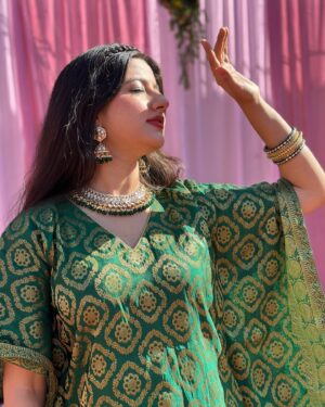 Jhanvi Bhatia Instagram - Converted mom’s Dupatta into the comfiest wedding outfit! Proof that you don’t need a lehenga to slay shaadi looks ✨😌

Alsooo, managed to get a few pictures iykyk🤭💚

AND I think, Green suits me right? 🙈

#weddingoutfits #weddingoutfitideas #shaadifashion #kaftan #kaftanfashion #brocade #explorepage #foryou #jhanvibhatia
