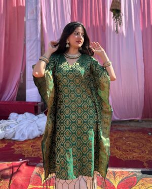 Jhanvi Bhatia Instagram - Converted mom’s Dupatta into the comfiest wedding outfit! Proof that you don’t need a lehenga to slay shaadi looks ✨😌

Alsooo, managed to get a few pictures iykyk🤭💚

AND I think, Green suits me right? 🙈

#weddingoutfits #weddingoutfitideas #shaadifashion #kaftan #kaftanfashion #brocade #explorepage #foryou #jhanvibhatia