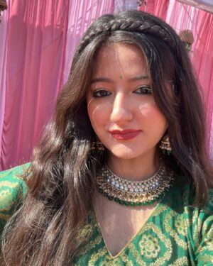 Jhanvi Bhatia Instagram - Converted mom’s Dupatta into the comfiest wedding outfit! Proof that you don’t need a lehenga to slay shaadi looks ✨😌

Alsooo, managed to get a few pictures iykyk🤭💚

AND I think, Green suits me right? 🙈

#weddingoutfits #weddingoutfitideas #shaadifashion #kaftan #kaftanfashion #brocade #explorepage #foryou #jhanvibhatia