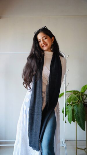 Jhanvi Bhatia Instagram - Shocked by how good the change in styling makes the outfit look!! 😍🫢🙈

Hope this video helps those who wear Indianwear during winters and are finding ways to style it well! Your religious trips are also sorted now hehe🤭❤️🙏🏻

Follow me aka @jhanviibhatiaa for more on COLD DAYS COMFY LOOKS Winter Styling Inspo ❤️🧿

#kurti #kurtistyle #winteroutfit #winteroutfitideas #indianwear #outfitinspo #explorepage #foryou #personalstyling #fashiondidi #jhanvibhatia 

Welll, do you want me to share more ways to style KURTIS during Winters? Tell me 🥰