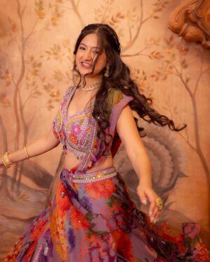 Jhanvi Bhatia Instagram - HAPPY DIWALI 🪔✨❤️🙏🏻

It’s literally one of the happiest time of the year!!! I hope you all are home celebrating w your close ones and in case you’re not, here’s sending virtual hugs and lots of gulab jamuns to you 🥹😋❤️

Love & light 💖
JB

Outfit: @tirumaladesigners 💜
Hair: @makeoverbymaheeshah 🧡
Shot by: @anmoltawde 💚

#diwali #diwalioutfit #diwalifashion #diwalipooja #poseideas #lehenga #lehengalove #diwalispecial #gharmorepardesiya #explorepage #foryou #jhanvibhatia