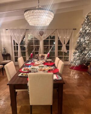 Jill Marie Jones Instagram - Good Morning 🌻🌻🌻 
Being completely transparent… yesterday was a bit rough for me… it being the first Christmas without my Mom. ♥️🕊

My Dear Friend and Tv Hubbie @thejasonpace called to check up on me and so kindly invited me to dinner at his home with his lovely family. 🤗🤗🤗🤗 

His beautiful 17 year old daughter @sweetsarahjp (the next Julia Child) cooked the entire meal and made pie… and it SLAPPED!!! 

I was also made aware that his sons (Jake and Dean) had never seen their father on Girlfriends… so I definitely had to change that! LOL!!! 
We watched a couple. 🤗 

Lots of Laughs. Lots of Love. 
#Girlfriends 4 EVA!!! 
#TONIandTODD 🤗♥️