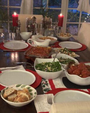 Jill Marie Jones Instagram - Good Morning 🌻🌻🌻 
Being completely transparent… yesterday was a bit rough for me… it being the first Christmas without my Mom. ♥️🕊

My Dear Friend and Tv Hubbie @thejasonpace called to check up on me and so kindly invited me to dinner at his home with his lovely family. 🤗🤗🤗🤗 

His beautiful 17 year old daughter @sweetsarahjp (the next Julia Child) cooked the entire meal and made pie… and it SLAPPED!!! 

I was also made aware that his sons (Jake and Dean) had never seen their father on Girlfriends… so I definitely had to change that! LOL!!! 
We watched a couple. 🤗 

Lots of Laughs. Lots of Love. 
#Girlfriends 4 EVA!!! 
#TONIandTODD 🤗♥️