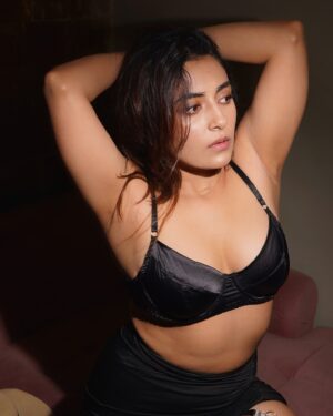Jinal Joshi Instagram - Glam’s the name of the game !
Absolutely love these photos, look out for the surprise selfie 🤳.
.
.
Wearing @pratiharye
Photos by @gaurav_gps
.
.
#jinaljj #indoor #portrait #beautiful #love