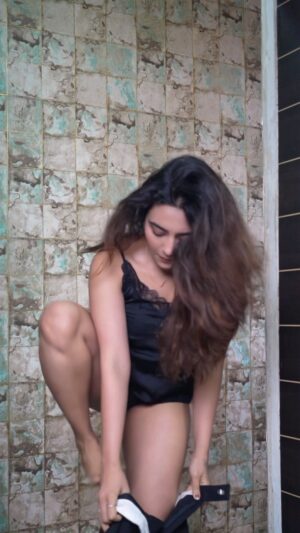 Jinal Joshi Instagram - Hurry, I’m running late!
.
Just my left shoulder & @dyson were harmed in the making of this video !
.
.
Wearing @hm
.
.
#jinaljj #grwm #running #run #instagood #wednesday #love