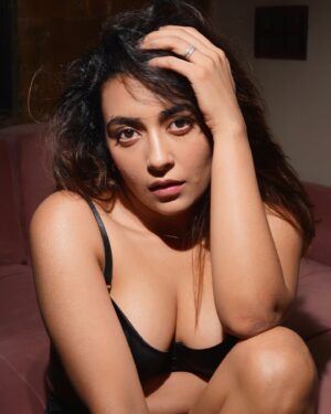 Jinal Joshi Instagram - Glam’s the name of the game !
Absolutely love these photos, look out for the surprise selfie 🤳.
.
.
Wearing @pratiharye
Photos by @gaurav_gps
.
.
#jinaljj #indoor #portrait #beautiful #love